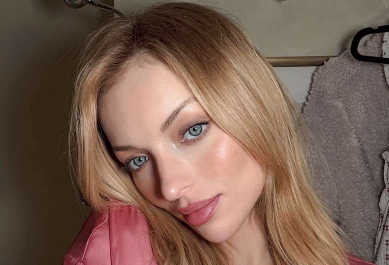 Дочь Клинта Иствуда стала мамой во второй раз: нежные фото из роддома