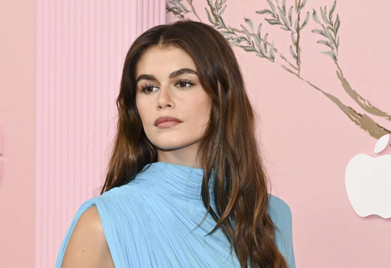 Дочь Синди Кроуфорд оголила длинные ноги в черном мини-платье