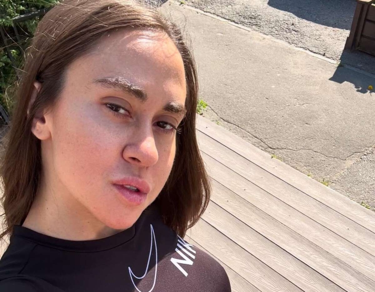 Дочь Успенской запечатлела поцелуй с бойфрендом в бассейне