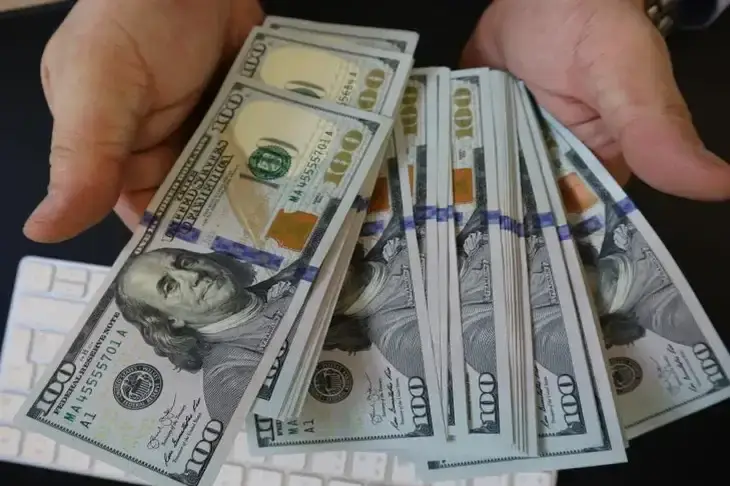 Доллар падает, белорусский рубль растет: курсы валют на 13 октября
