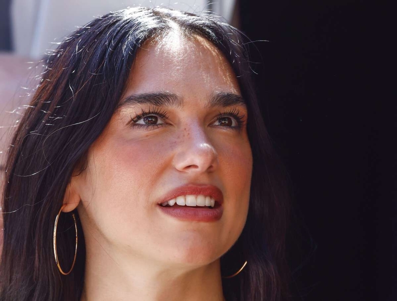 Дуа Липа в открытом платье отметила 30-летие за полторы недели до дня рождения