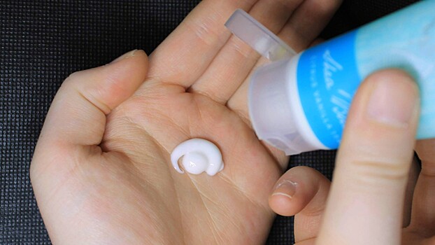 Дерматолог рассказал, как правильно наносить солнцезащитный крем
