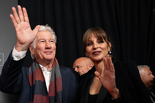 Ричард Гир в элегантном образе вышел в свет с красавицей-женой