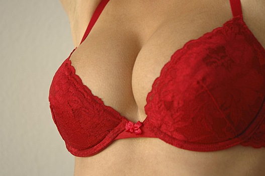 Почему мужчин привлекает женская грудь