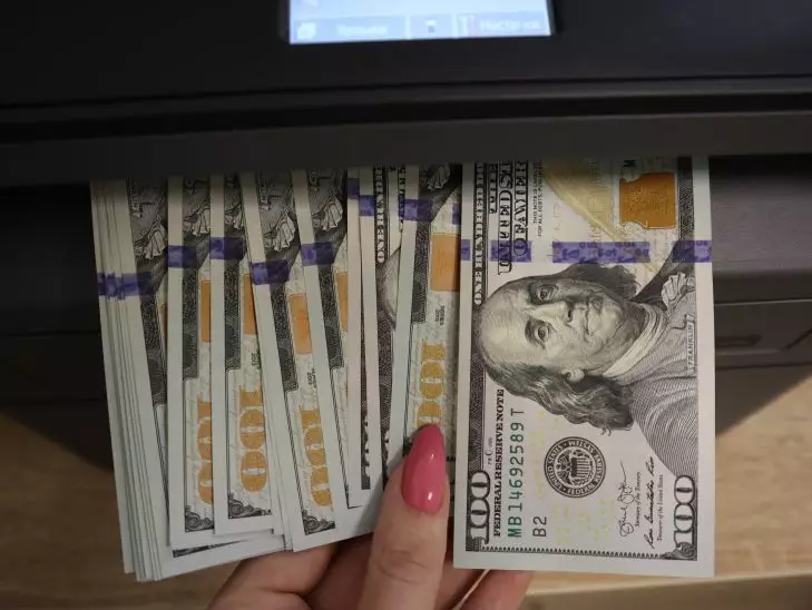 Эксперты объяснили, как отличить новые доллары от старых