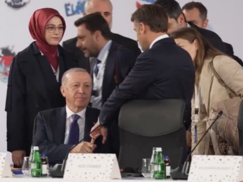 Эрдоган унизил Макрона на саммите в Албании, крепко удерживая его палец перед камерами