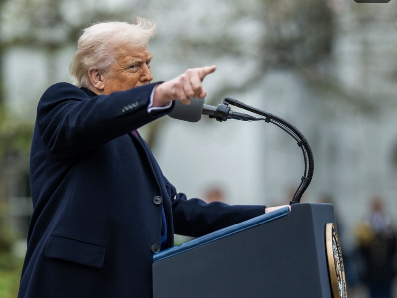 «Эти страны целуют меня в зад»: Трамп нахамил всему миру после введения пошлин