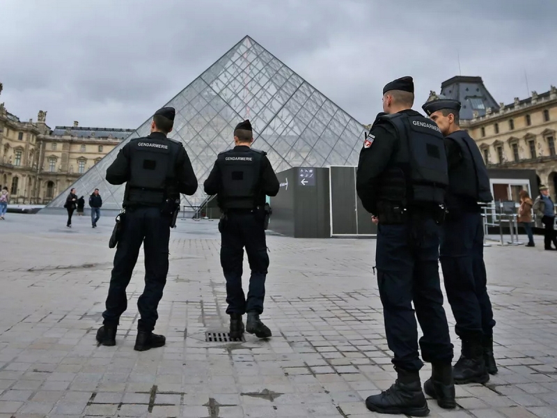 «Это было похоже на сценарий фильма»: воры с бензопилами вынесли из Лувра украшения Наполеона III за семь минут