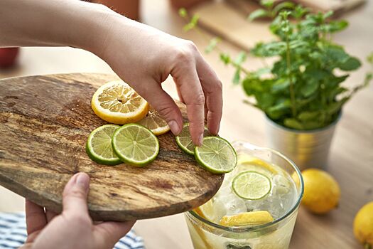 Нутрициолог рассказала, какие напитки лучше всего пить в жару