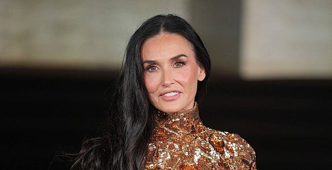 Актриса Деми Мур вышла в свет в полупрозрачном платье с цветами