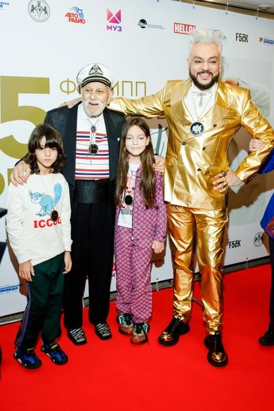 Филипп Киркоров у гроба отца заговорил о Боге