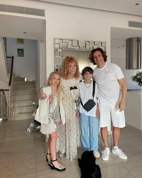 Галкин* показал свежее фото Пугачевой, но все обсуждают лишь повзрослевшую Лизу