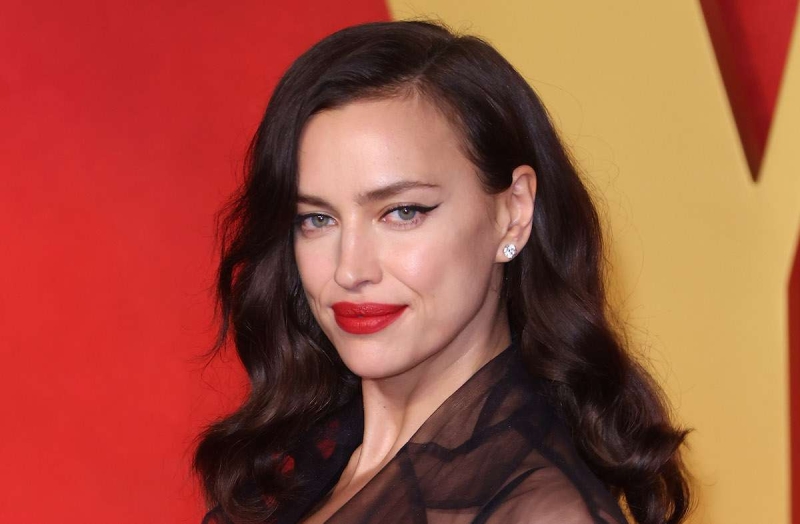 Ирина Шейк пообнималась с деревом во время дерзкой уличной съемки: фото