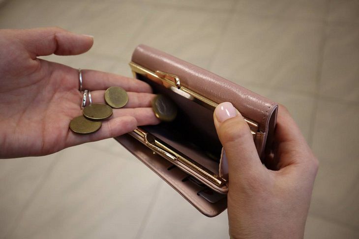 К чему падают на пол бумажные деньги и монеты: хорошая или плохая примета