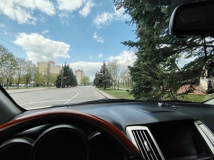 Как быстро и легко остановить трещину на лобовом стекле: хитрость бывалых водителей