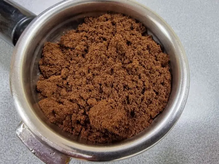 Как использовать спитый кофе на даче: неочевидные способы для грядок и цветника