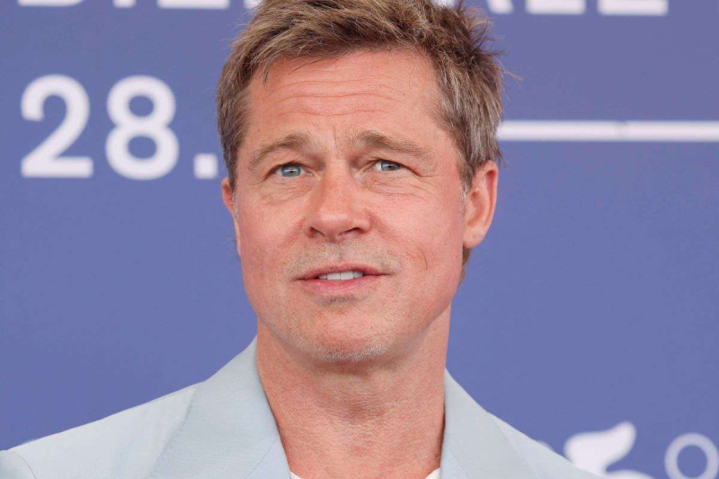 «Как кукла»: усатого Брэда Питта в образе из фильма «Однажды в Голливуде» оценили в Сети