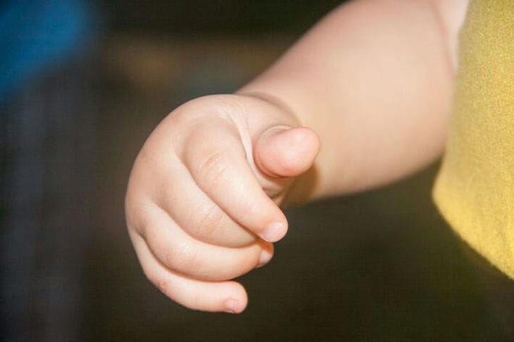 Как нужно и как не нужно держать ребенка, чтобы не болели руки и спина: объятия будут приносить счастье, а не боль