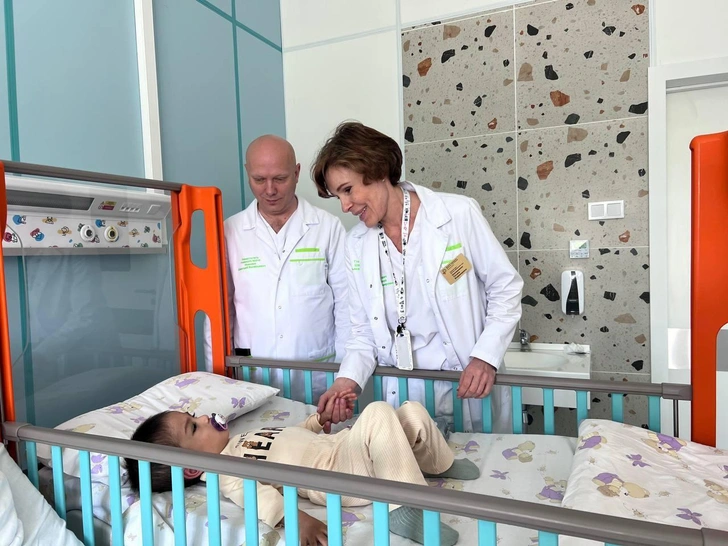 Как сейчас выглядит малыш, брошенный на пол наркоманом в Шереметьево