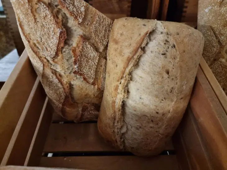 Как вернуть хлебу мягкость за 10 секунд: метод, который работает даже с черствым батоном