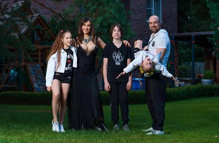 Как выглядит изнутри особняк, в котором осталась жить Елена Товстик после развода