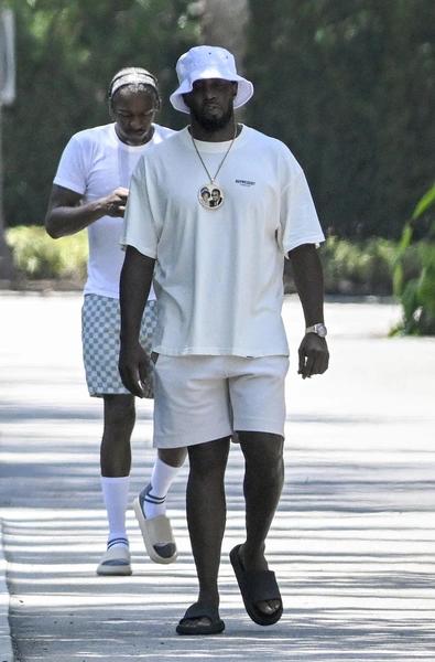 Как выглядит тайная комната P.Diddy: оружие, игрушки и коробки с детским маслом для вечеринок