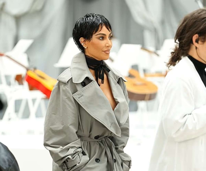 Ким Кардашьян поразила сходством с мамой, сделав новую стрижку