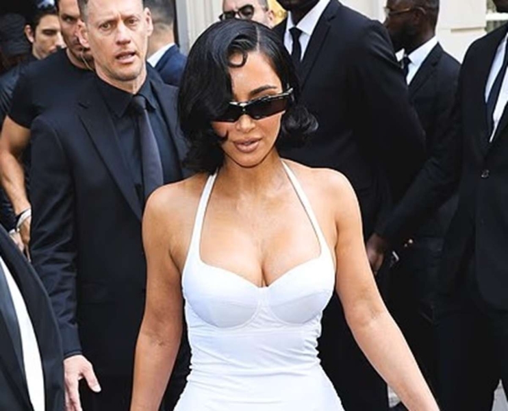 Ким Кардашьян устроила двойной скандал на показе Balenciaga в Париже