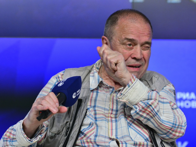 Колет дрова и ни о чем не жалеет: отец звезды «Интернов» Александр Ильин-старший променял славу на жизнь в глубинке