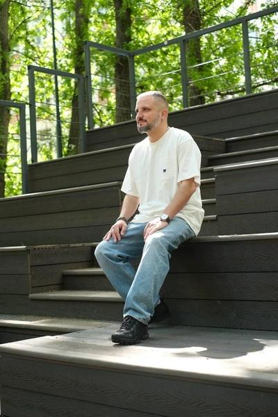 Комик Дмитрий Позов ушел от жены после 15 лет брака и попал в рехаб с депрессией