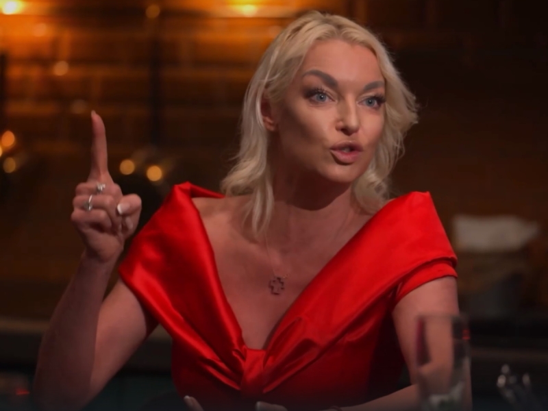 «Копыта обязательно в лицо стоматологу подсовывать?»: Волочкову подняли на смех из-за поведения в клинике