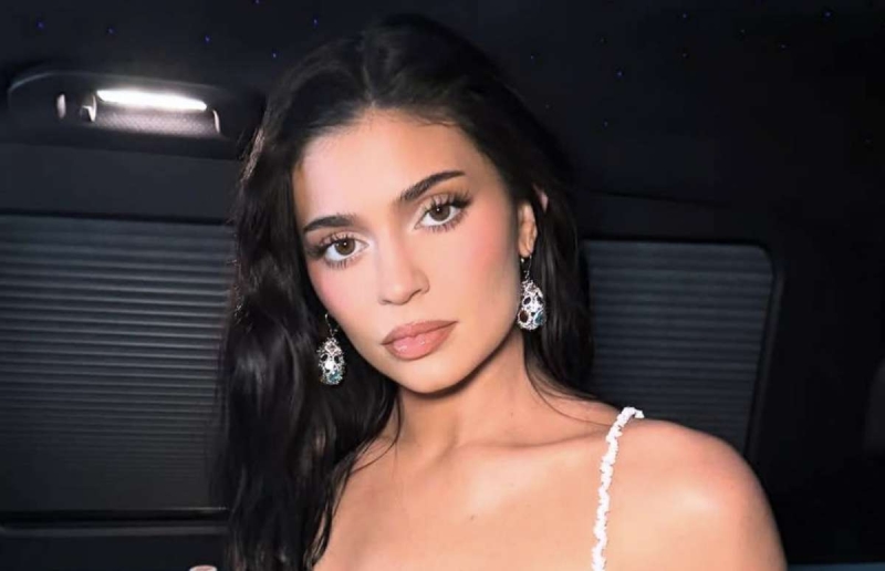 Корона, блестки и ничего лишнего: Кайли Дженнер устроила съемку в стиле «ню»