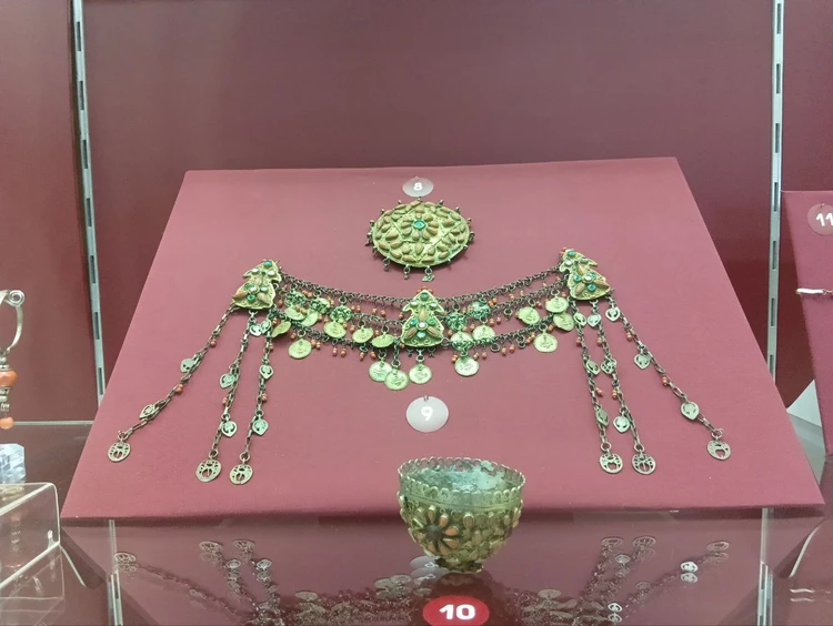 «Красное - желтое - белое»: в Кемерове открылась выставка украшений Российской империи