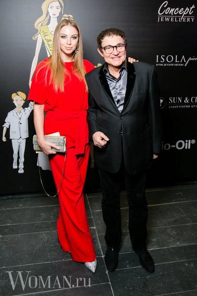 Крестная мать Полина Диброва целует жену любовника на крещении ребенка