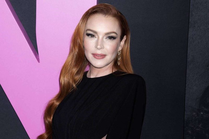 Линдси Лохан похвасталась фигурой в обтягивающем наряде в стиле Барби