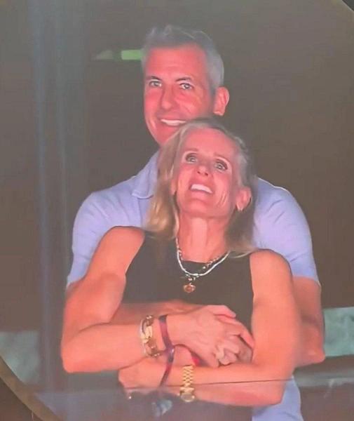 Любовница миллиардера, чью измену разоблачили на концерте Coldplay, подала на развод