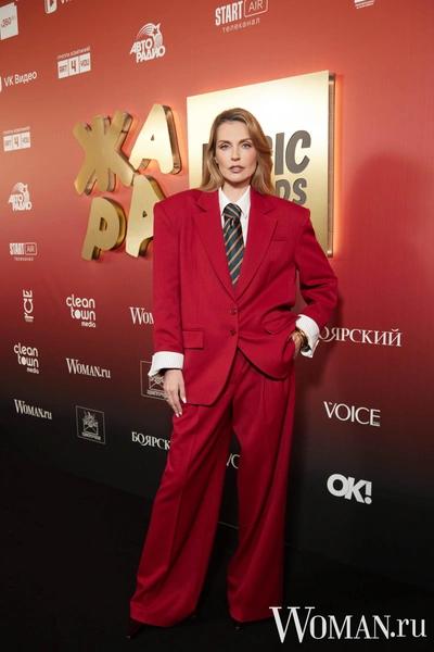 Лолите — награда, Овечкину — комплименты и всем — поцелуи от Бузовой: звезды на Жара Music Awards