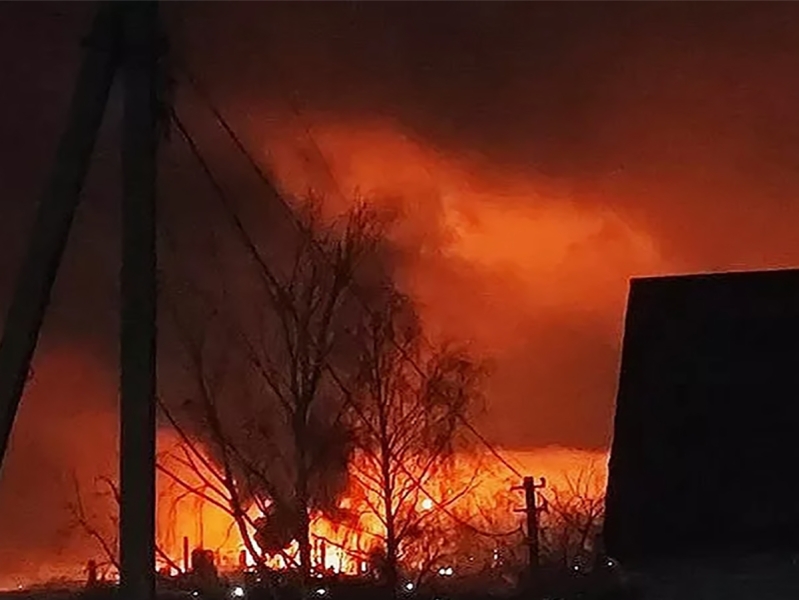 Массовая атака БПЛА ВСУ на Волгоград: в городе прогремело около 50 взрывов, на НПЗ произошли пожары