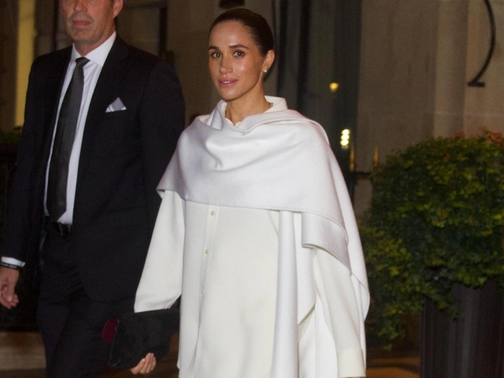 Меган Маркл называют королевой неловких моментов — в Сети обсуждают ее поцелуй с дизайнером Balenciaga