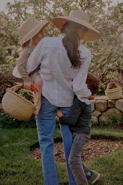 Меган Маркл показала Лилибет в костюме пчеловода и опять разозлила публику