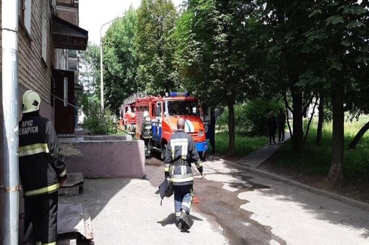 Минские спасатели вынесли мужчину из горящей квартиры