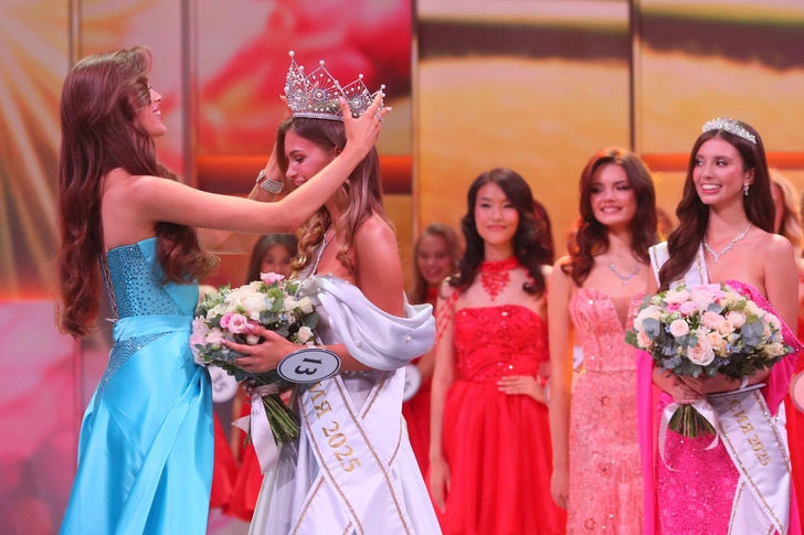 «Мисс Россия — 2025»: ИИ-красавица, слезы бойфрендов и Костенко в изумрудном