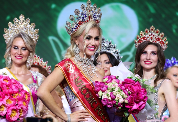 «Миссис Россия — 2025» стала тренер по дефиле — 30 фото эффектной блондинки