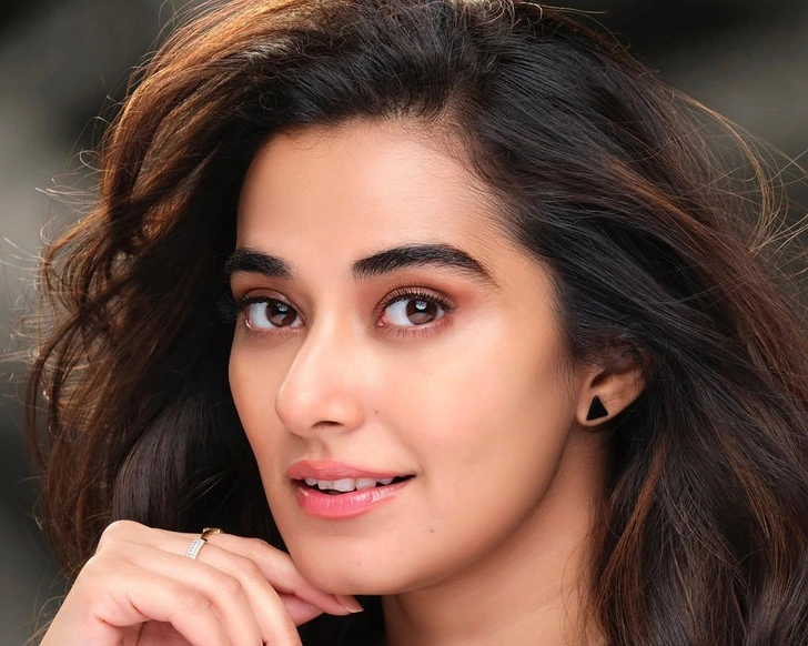 Модель и звезда Болливуда: 22 фото эффектной ведущей «Интервидения» Стефи Патель