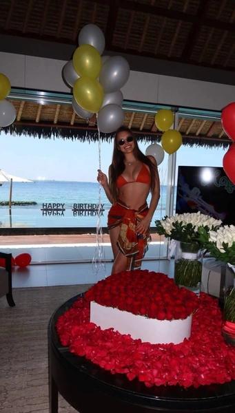 Море роз и неожиданный подарок от мужа: самая красивая ученица Винер отметила 30-летие