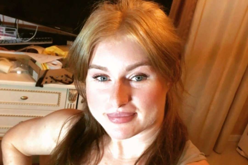 «Мощная и горячая»: мускулистая дочь Шукшиной позировала в крошечном бикини на пляже