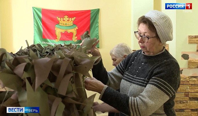 «Мы не можем оставаться в стороне»: женщины из посёлка Аввакумово плетут маскировочные сети