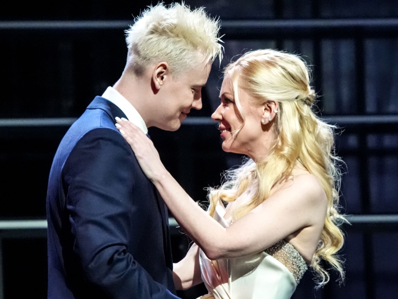 На глазах у всех прямо в ресторане: интимные нежности SHAMANа и Мизулиной шокировали народ