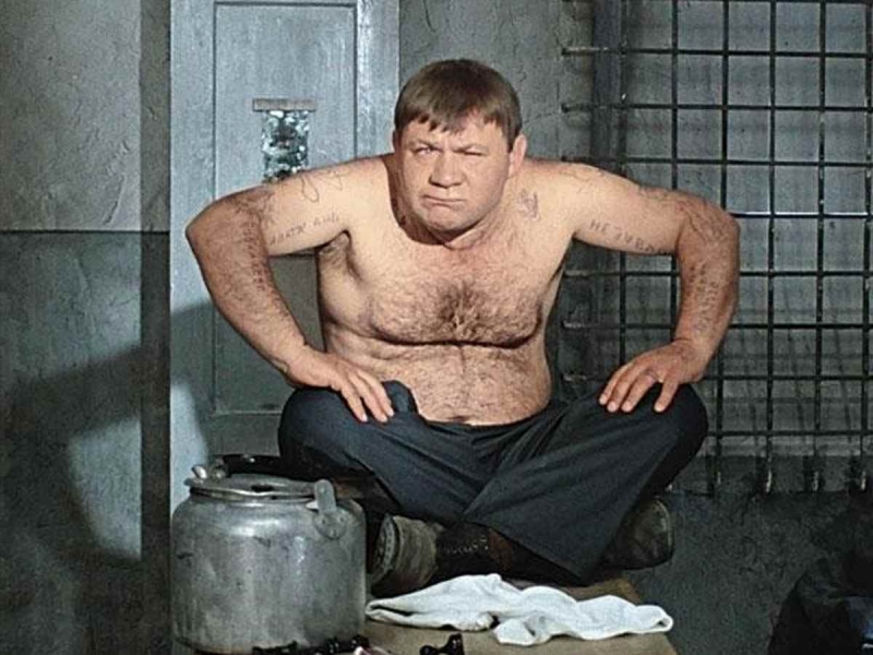 На настоящей зоне Доцента бы уважали: что на самом деле значат татуировки Евгения Леонова в фильме «Джентльмены удачи»