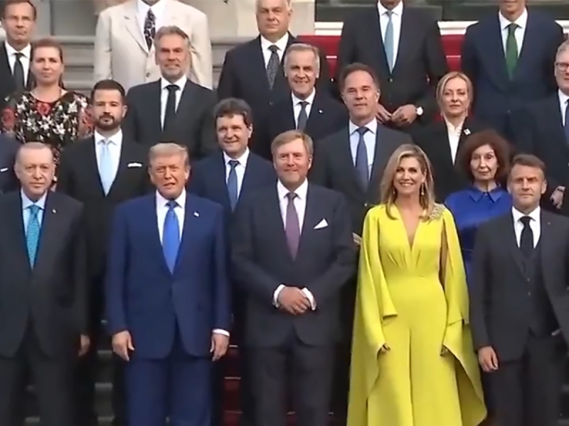 На саммите НАТО Зеленского поставили подальше от Трампа на общем фото: президент Украины даже надел костюм, опасаясь унижений